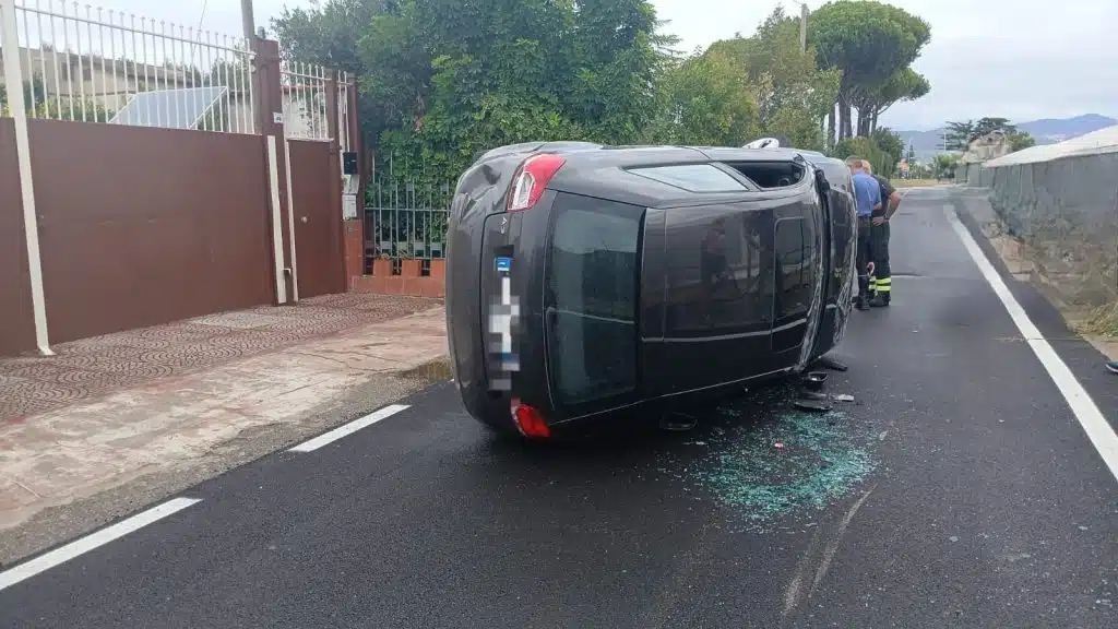 Pontecagnano, auto si ribalta in via Mare Mediterraneo: 35enne estratto dai Vigili del Fuoco e trasportato al Ruggi
