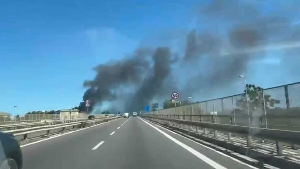 Giugliano, esplosione in una fabbrica di prodotti chimici: colonna di fumo visibile a chilometri