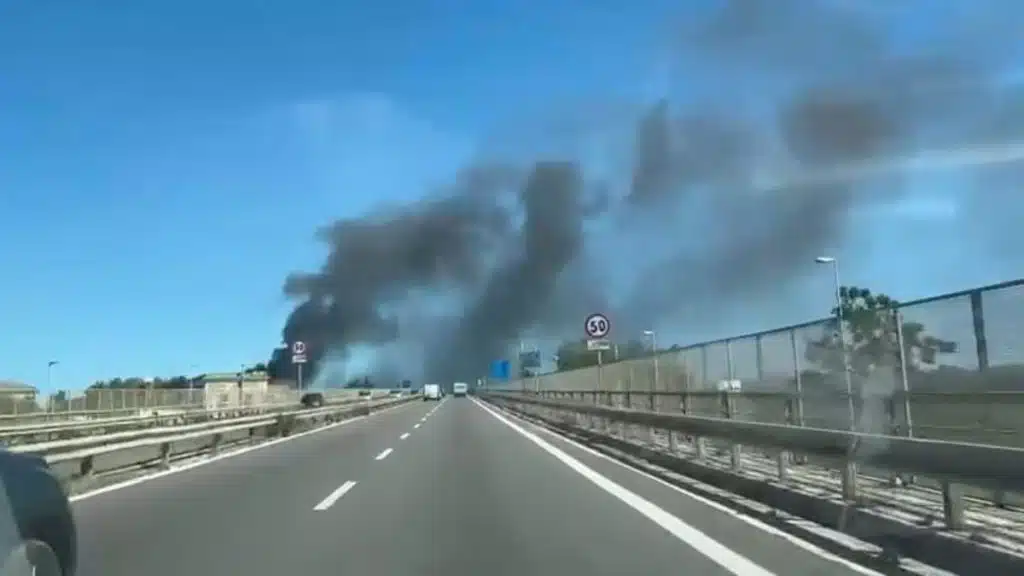 Giugliano, esplosione in una fabbrica di prodotti chimici: colonna di fumo visibile a chilometri