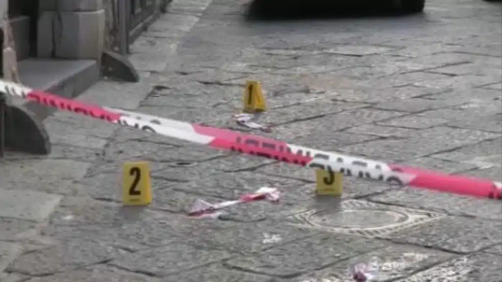 Sparatoria nel centro storico di Salerno: tre uomini si costituiscono dopo la spedizione punitiva