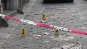 Sparatoria nel centro storico di Salerno: tre uomini si costituiscono dopo la spedizione punitiva