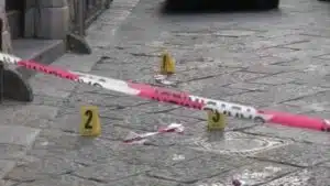 Sparatoria nel centro storico di Salerno: tre uomini si costituiscono dopo la spedizione punitiva