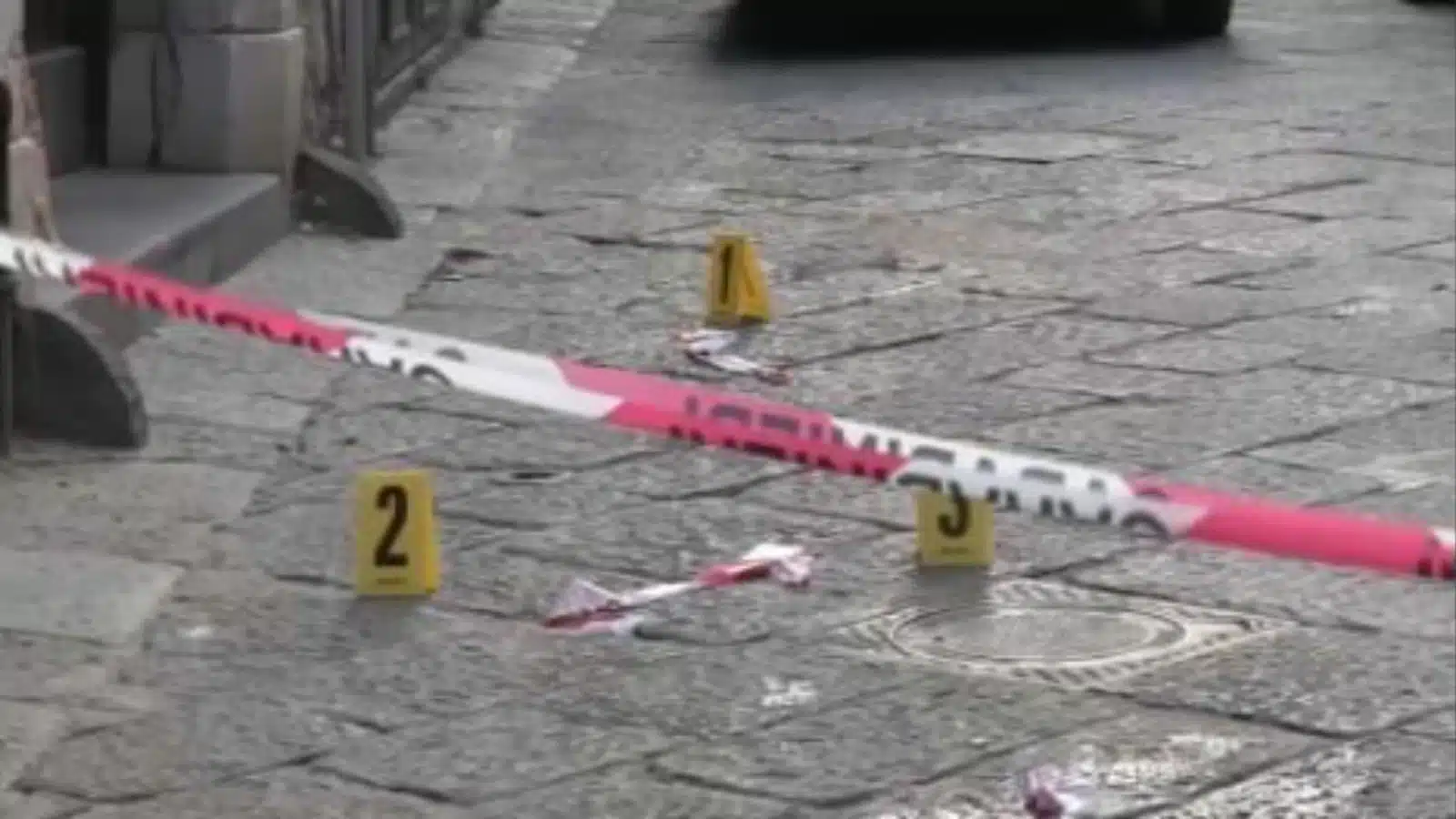 Sparatoria nel centro storico di Salerno: tre uomini si costituiscono dopo la spedizione punitiva