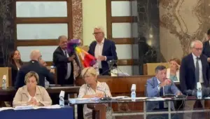 Consiglio comunale di Salerno, consegnate al sindaco le bandiere della Palestina e della pace