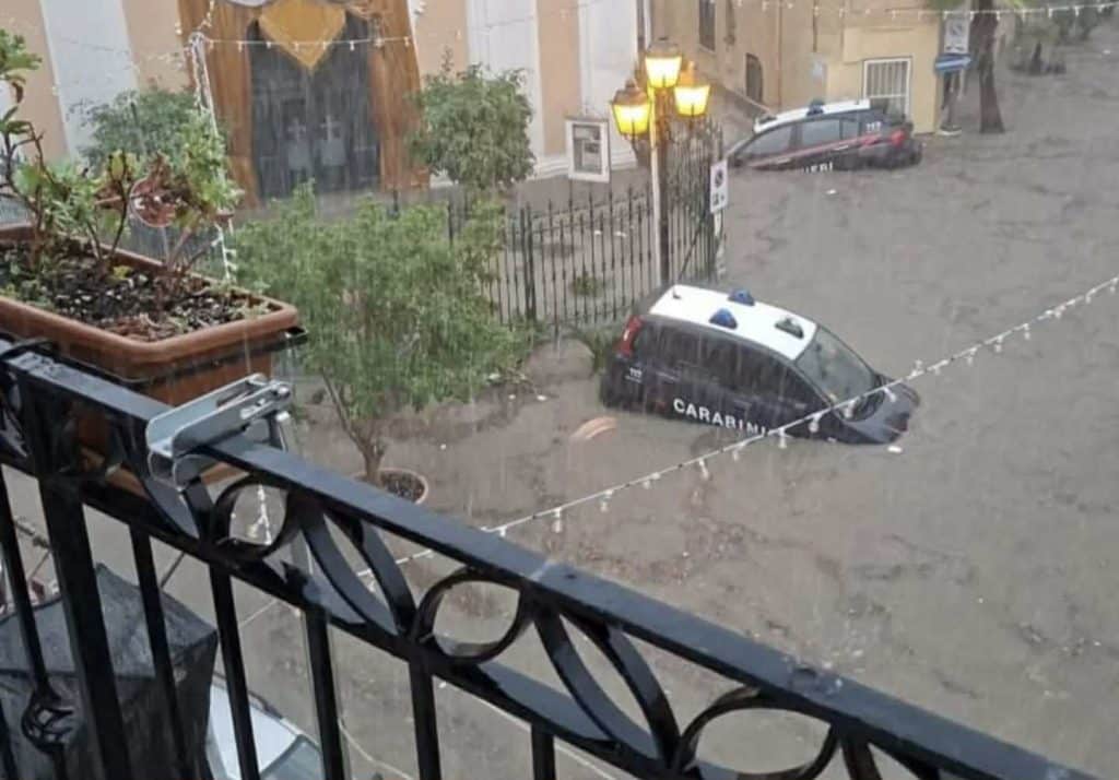 Maltempo in Campania: nubifragi e allagamenti su Ischia e Procida, strade trasformate in fiumi