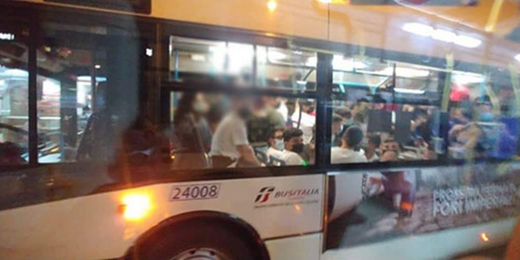 scatta foto studentessa salerno denunciato anziano