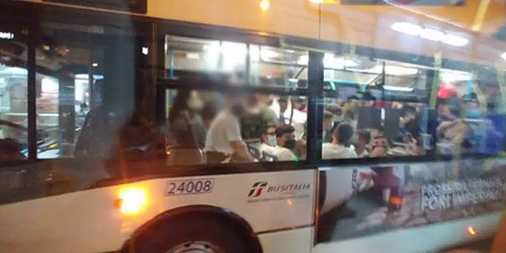 scatta foto studentessa salerno denunciato anziano