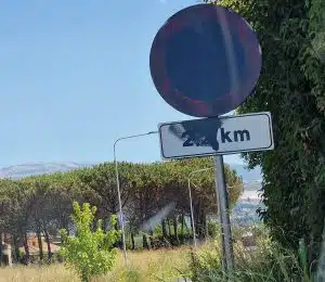 cartelli imbrattati battipaglia vernice nera divieti camion