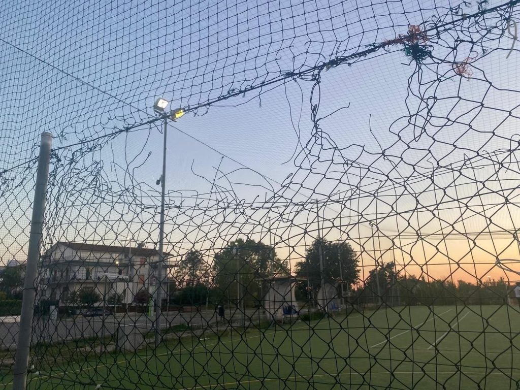 atto vandalico matinella palazzo sport albanella