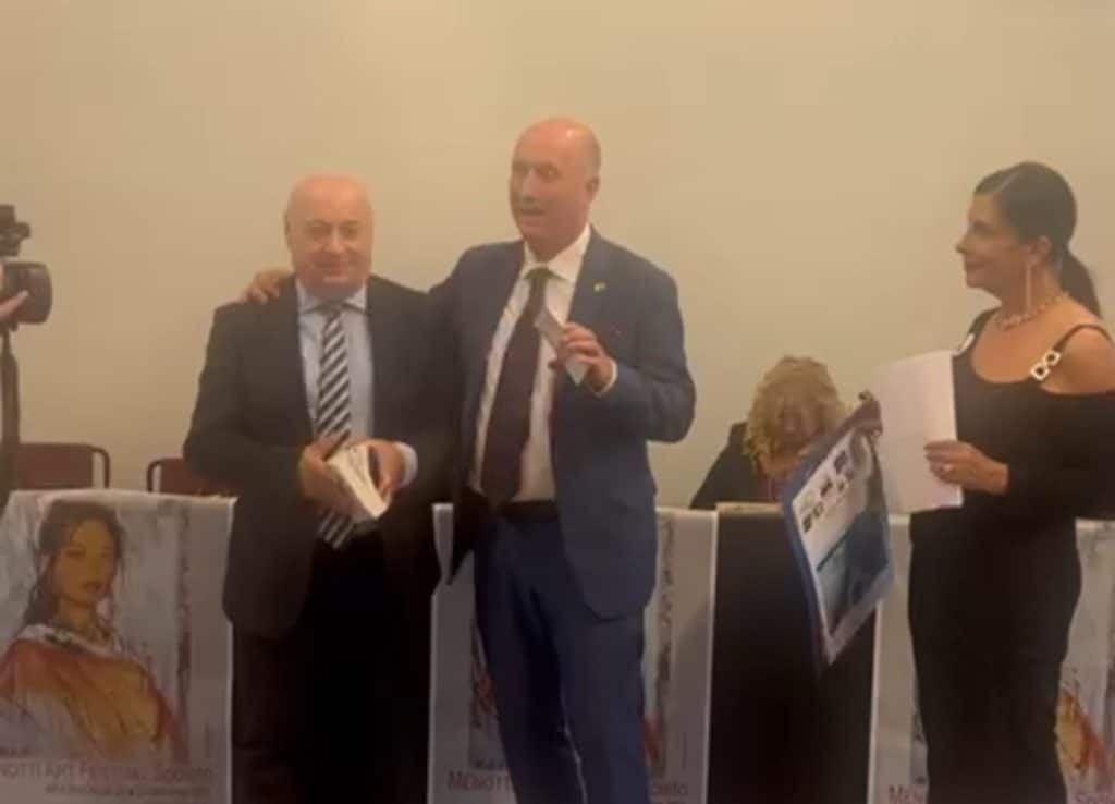 Menotti Art Festival 2025, premiato l’avvocato agropolese Bruno Mautone per le opere dedicate a Rino Gaetano