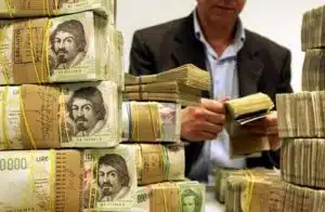 caserta-trova-mezzo-miliardo-di-lire-in-una-cassapanca-scatta-la-battaglia-legale