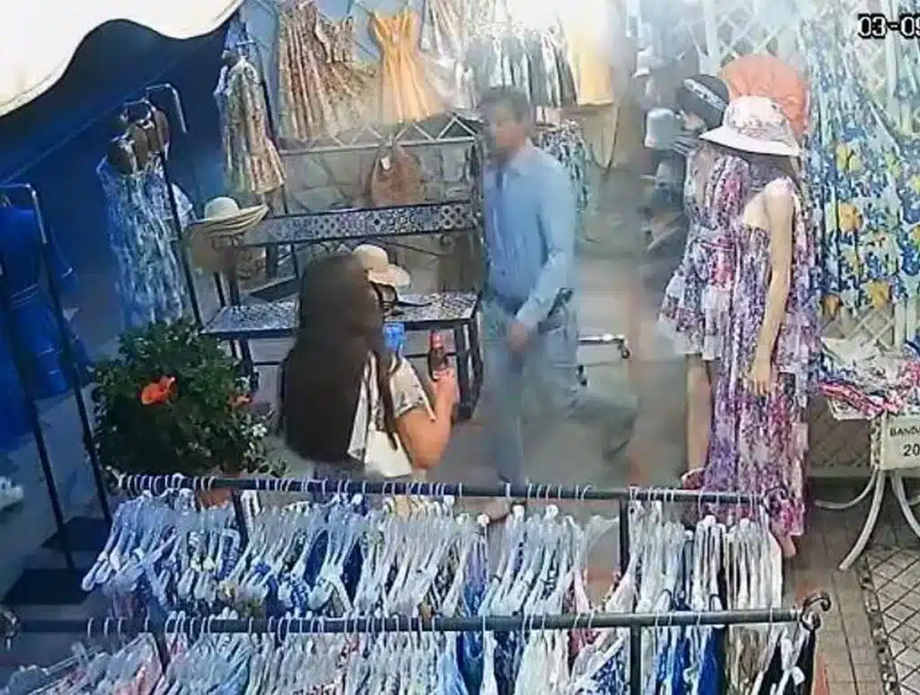 positano turista urinare 3 settembre