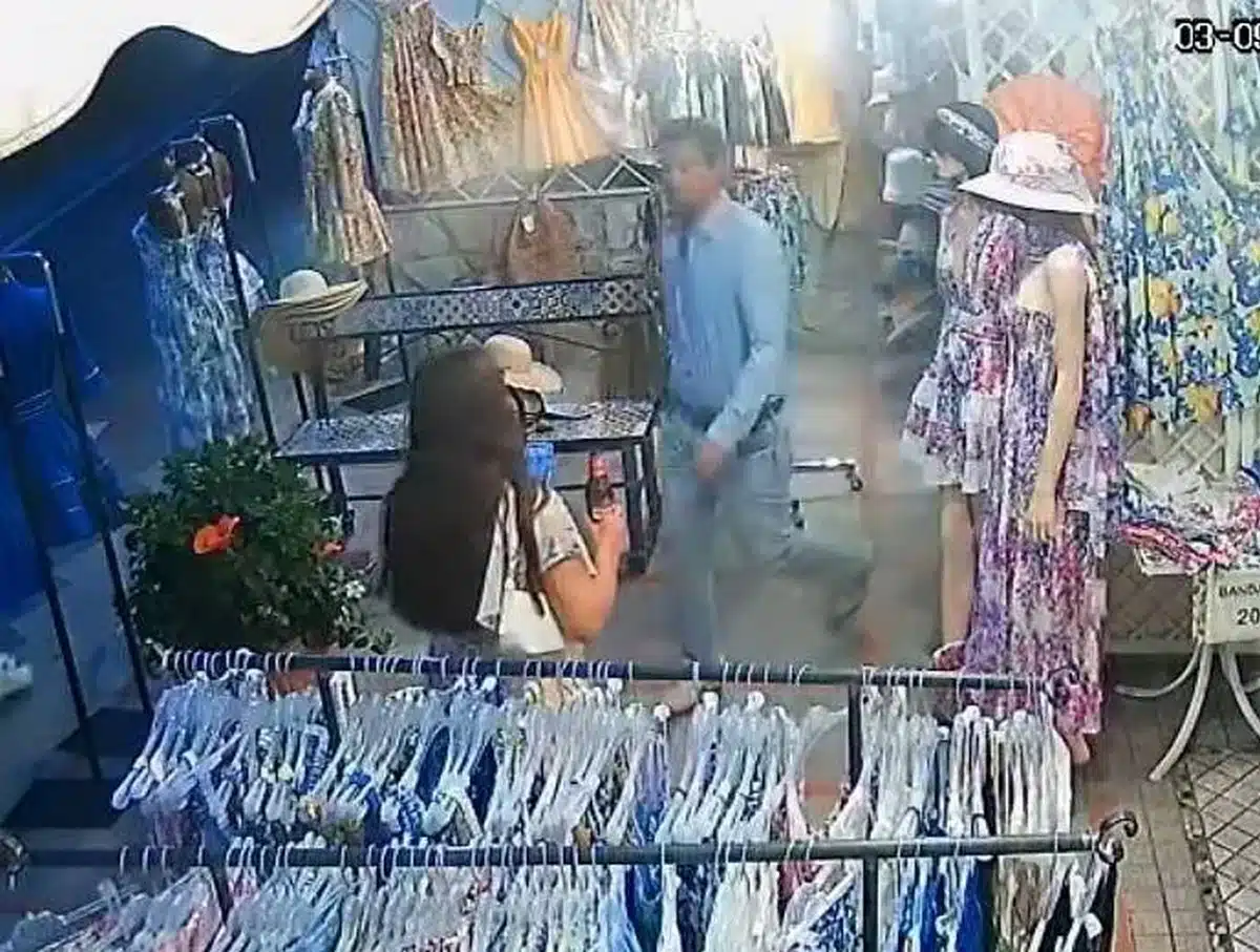 positano turista urinare 3 settembre