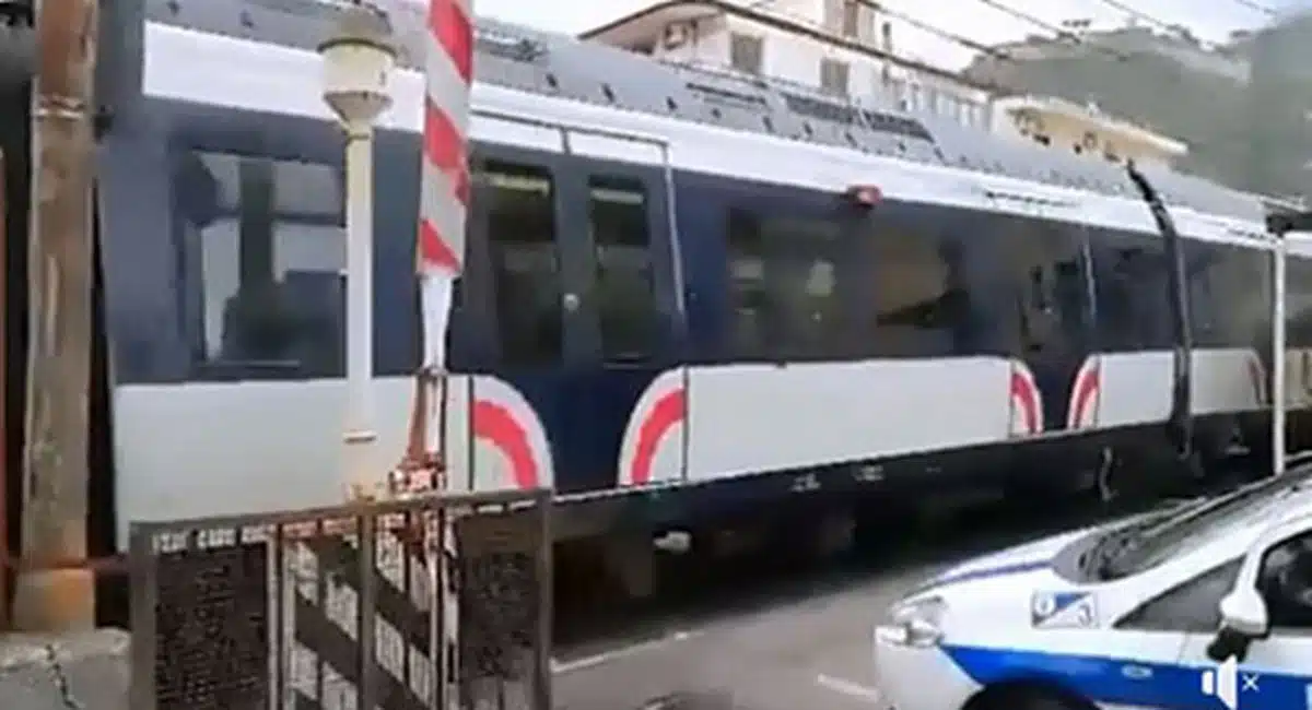 mercato san severino salerno guasto treno fermo passaggio livello