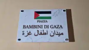 Torrione, affissa una targa per i bambini di Gaza: i promotori chiedono di cambiare il nome di piazza Ricciardi