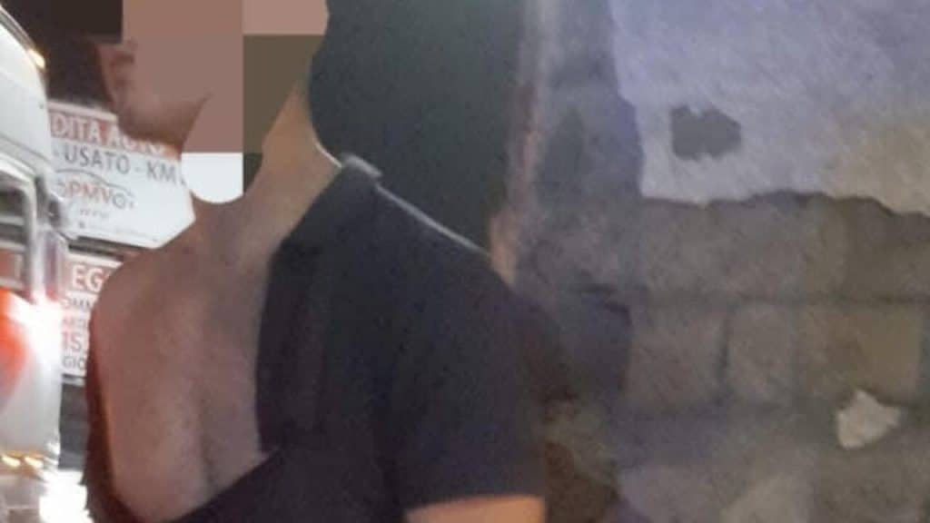 angri aggressione autista bus pugni divisa strappata