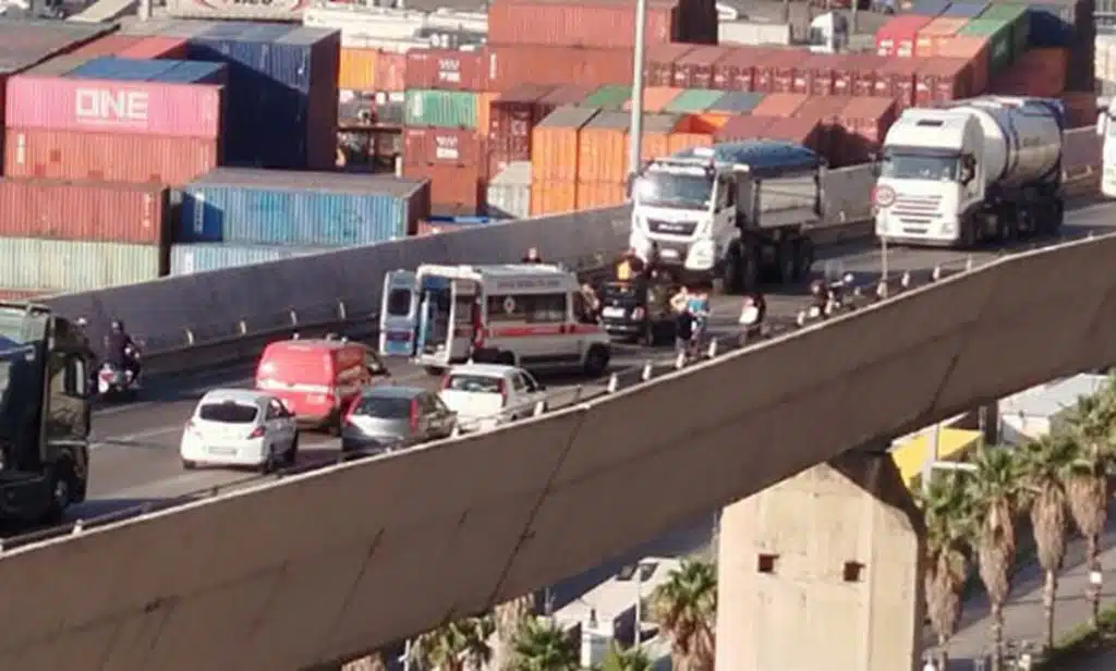 Paura a Salerno, incidente stradale sul viadotto Gatto: un ferito e traffico paralizzato