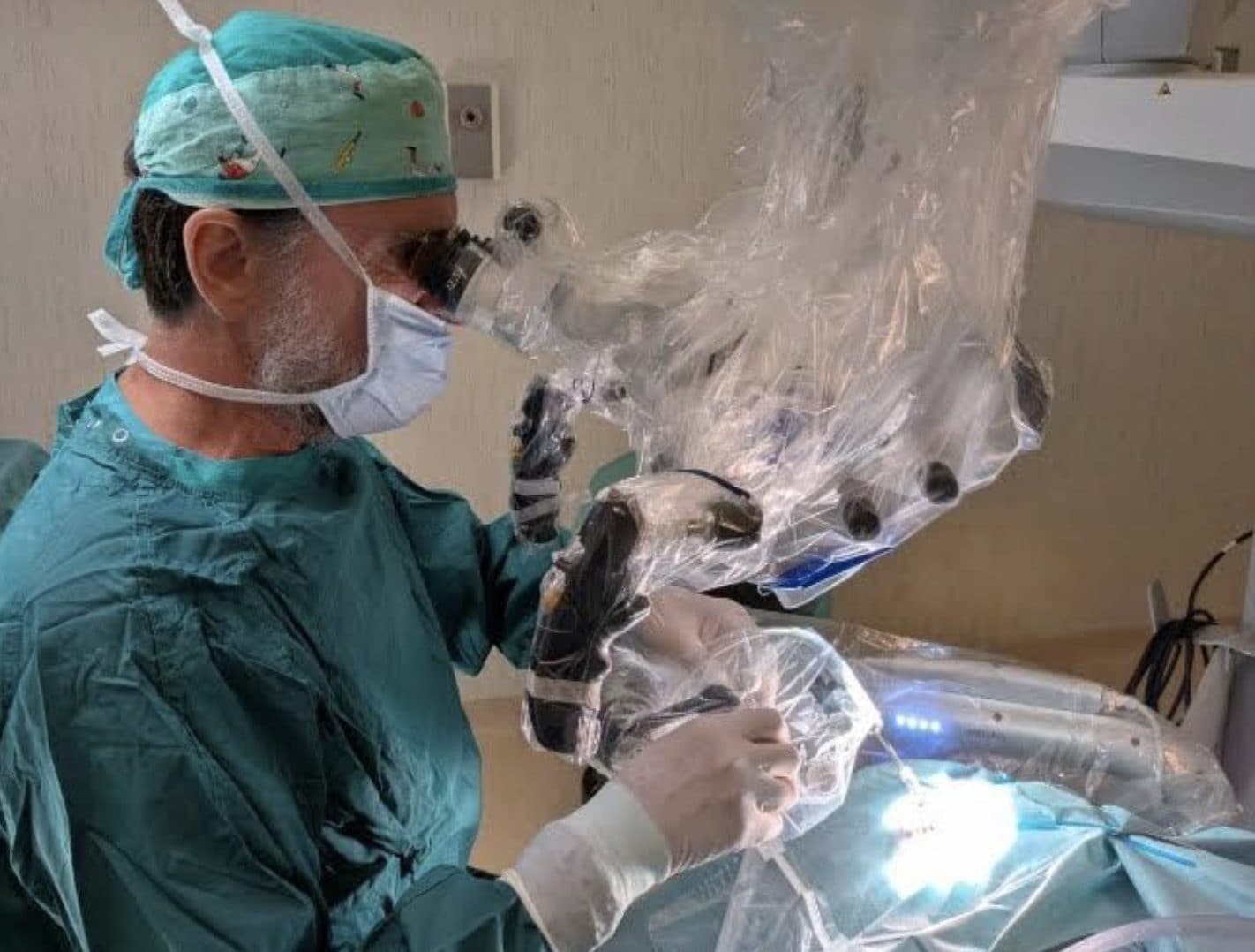 Bambino di tre anni torna a sentire grazie all’“orecchio bionico”: intervento record al Bambino Gesù di Roma