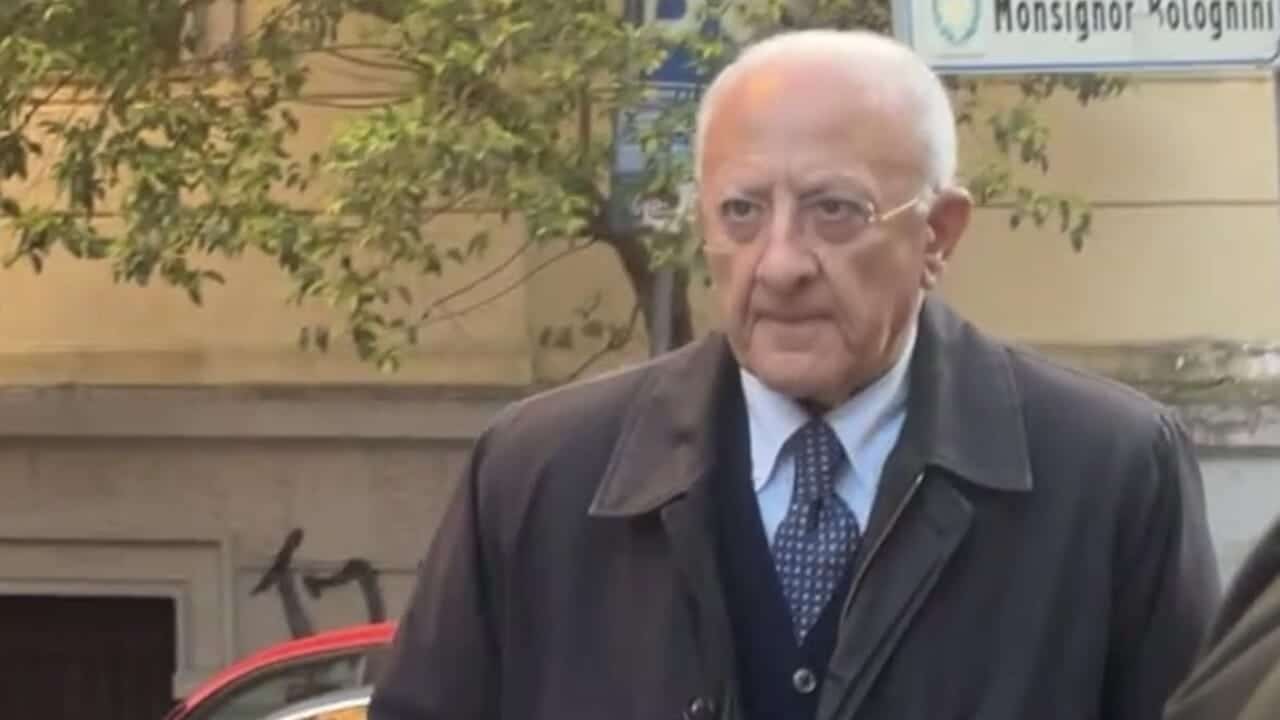 salerno vincenzo de luca visita quartiere carmine