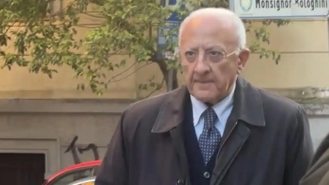 salerno vincenzo de luca visita quartiere carmine