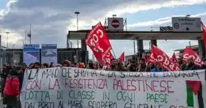 Salerno, blocco al porto: attivisti SiCobas espongono striscione contro il governo