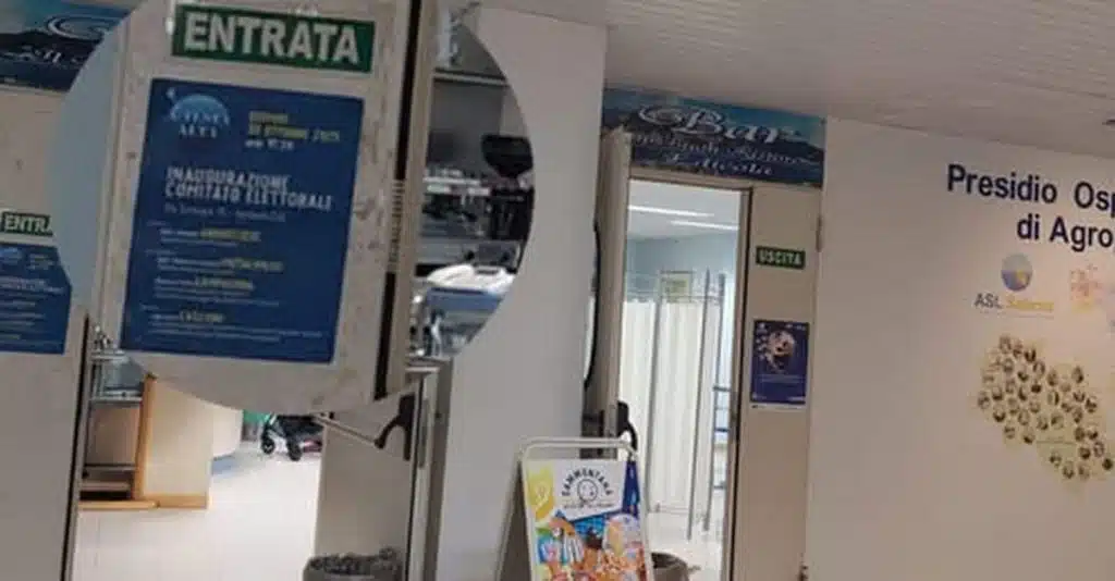 Agropoli, manifesto politico nell’ex ospedale scatena la polemica: scontro tra cittadini e associazioni