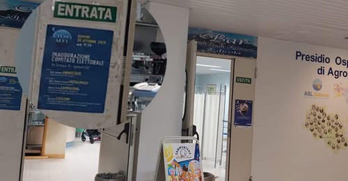 Agropoli, manifesto politico nell’ex ospedale scatena la polemica: scontro tra cittadini e associazioni