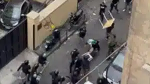 Napoli, scontri tra ultras in centro: poliziotto estrae la pistola per difendere i tifosi dello Sporting