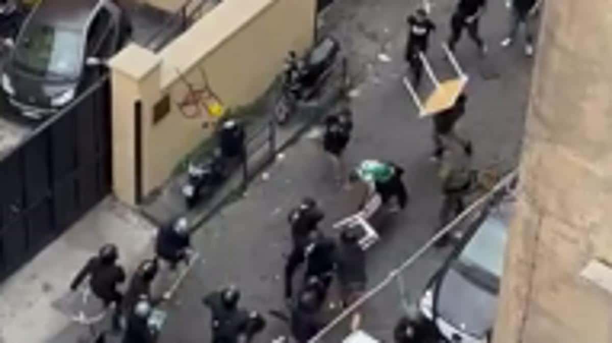 Napoli, scontri tra ultras in centro: poliziotto estrae la pistola per difendere i tifosi dello Sporting
