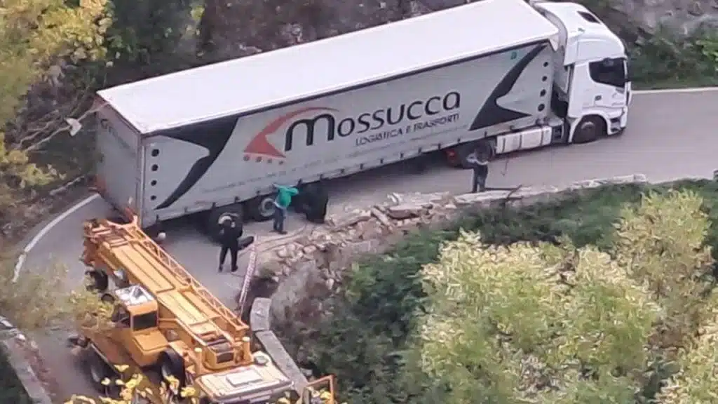 Santomenna, autocarro fuori strada blocca la viabilità: nessun ferito, intervento dei vigili del fuoco