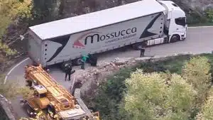 Santomenna, autocarro fuori strada blocca la viabilità: nessun ferito, intervento dei vigili del fuoco