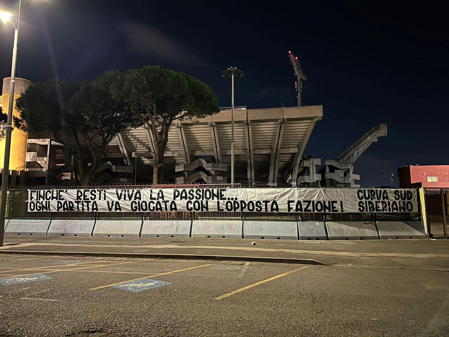 Salernitana, derby infuocato: ultras della Curva Sud protestano contro il divieto di trasferta della Cavese