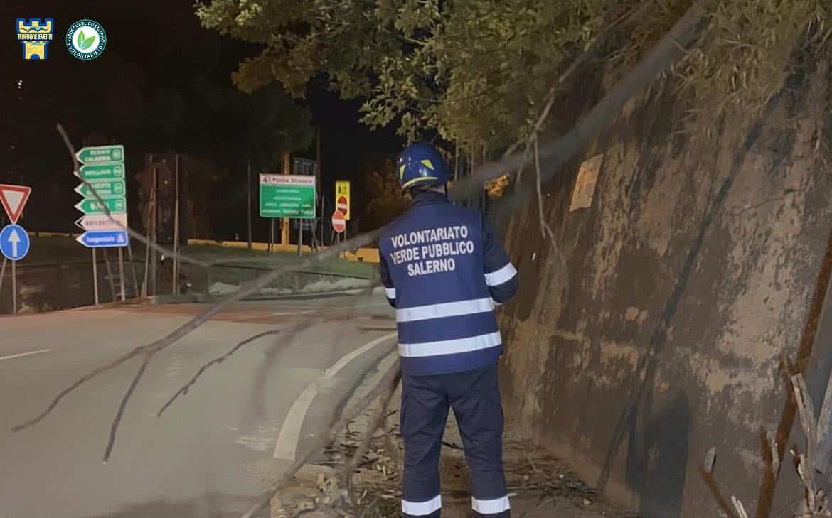 Allerta meteo per vento, volontari in azione a Salerno: monitoraggio e segnalazioni per la sicurezza stradale