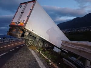Sala Consilina, autocarro finisce in scarpata sull’A2: conducente illeso