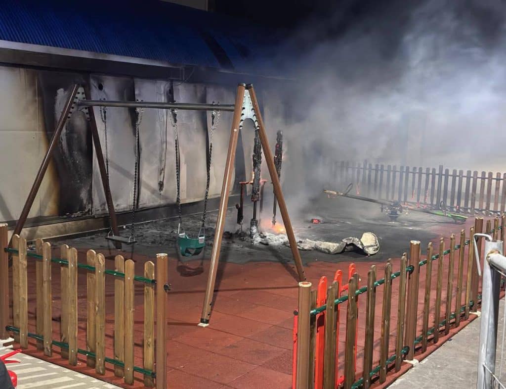Pontecagnano, incendiata l’area giochi appena inaugurata. Il sindaco Lanzara: «Atto barbarico contro la comunità»