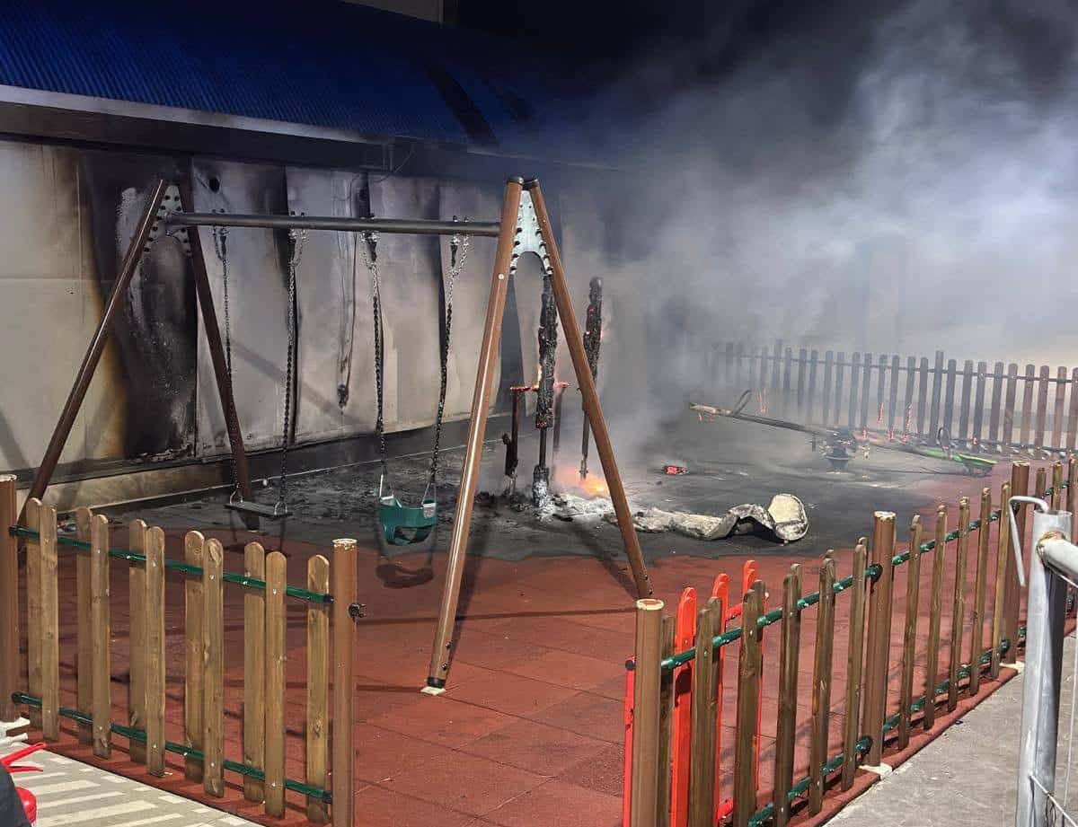 Pontecagnano, incendiata l’area giochi appena inaugurata. Il sindaco Lanzara: «Atto barbarico contro la comunità»