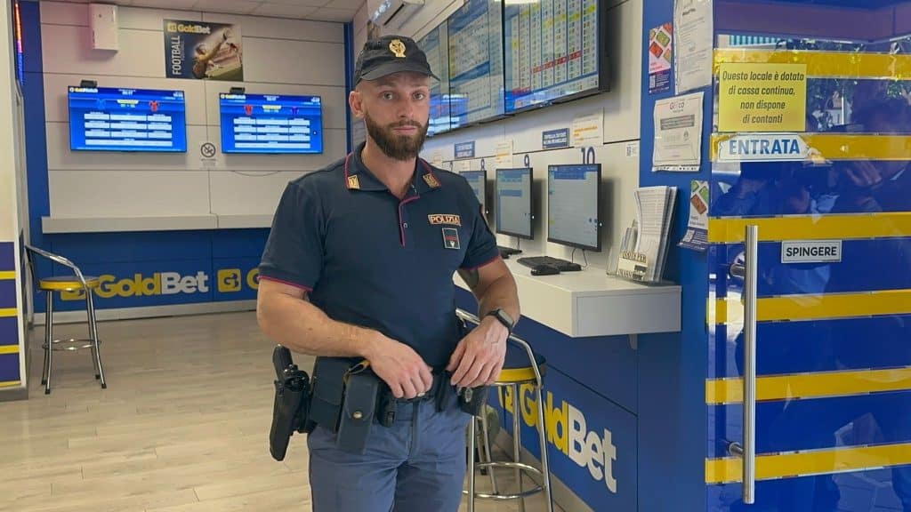 rapina salerno arresti applauso prefetto