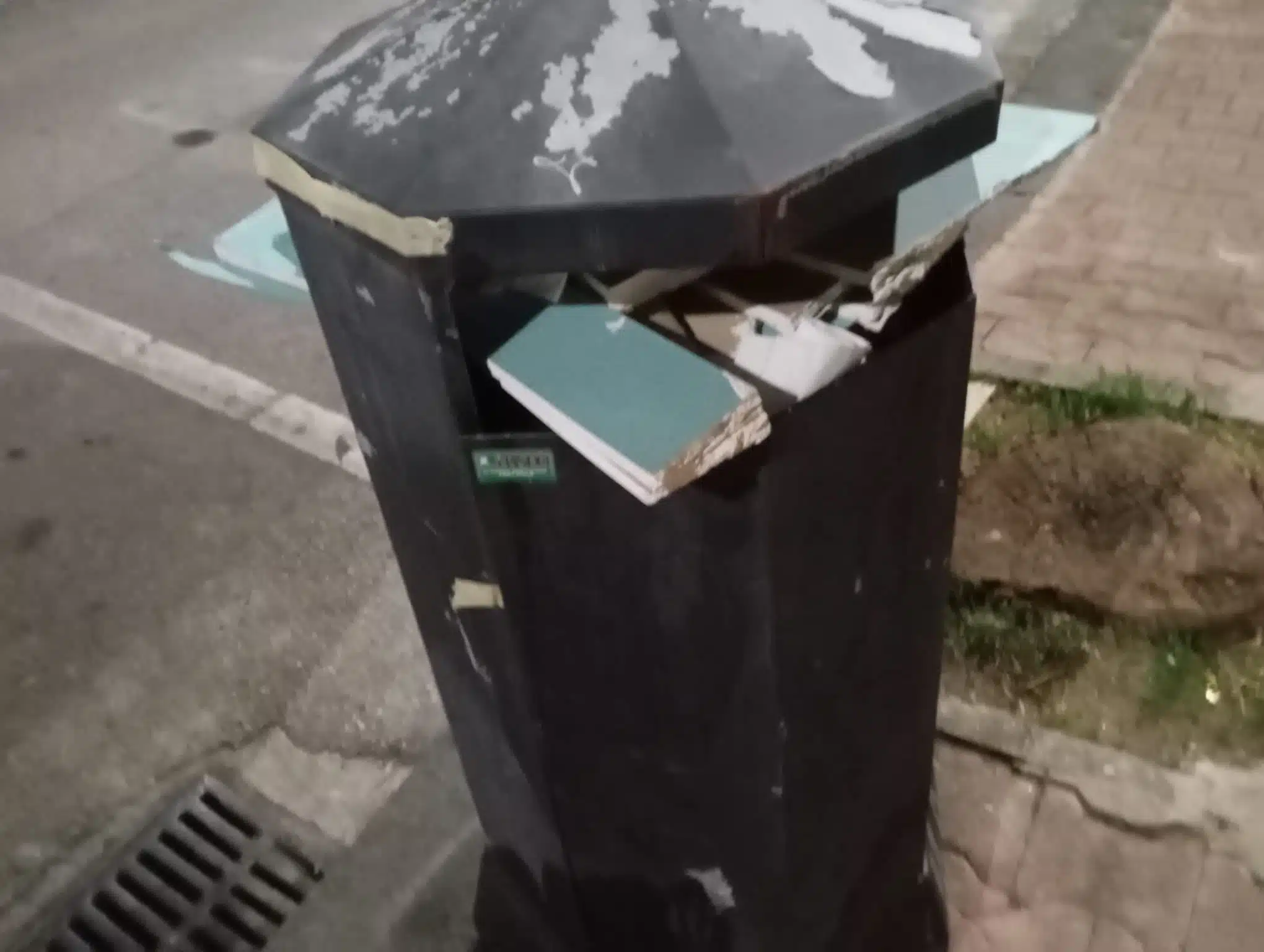 Salerno, “campione di inciviltà” a Torrione: cestino gettacarte trasformato in originale deposito creativo