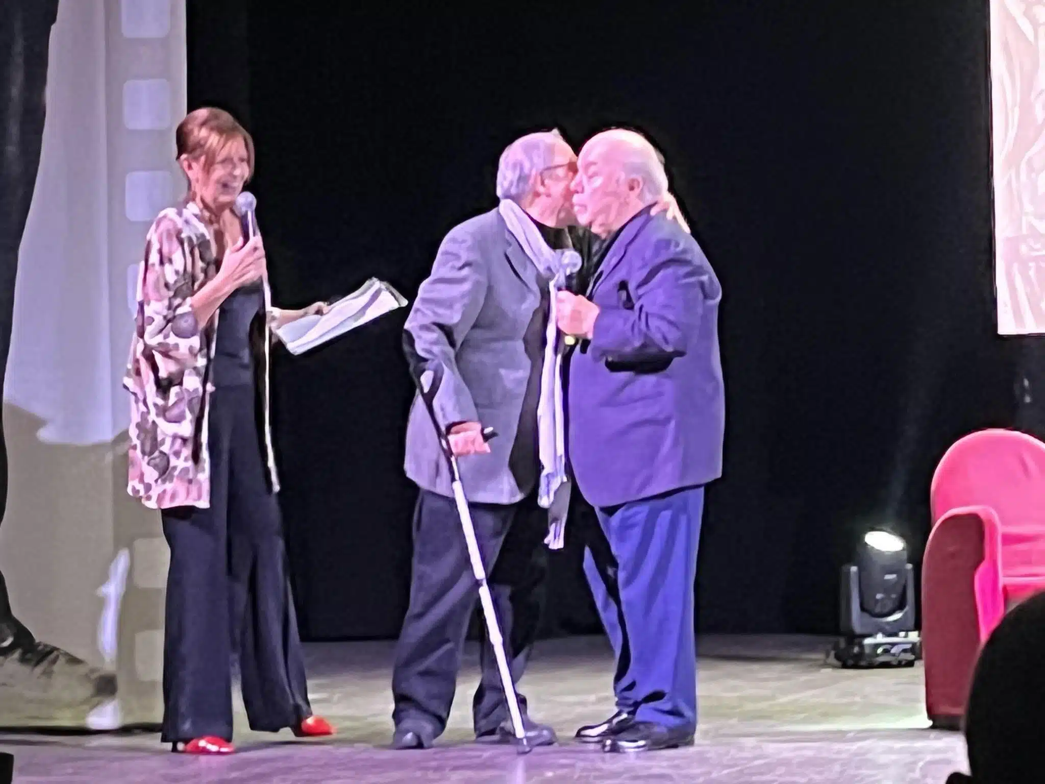 Lino Banfi abbraccia i parenti di Sala Consilina al Premio Charlot: incontro con il sindaco Cartolano al Teatro Augusteo