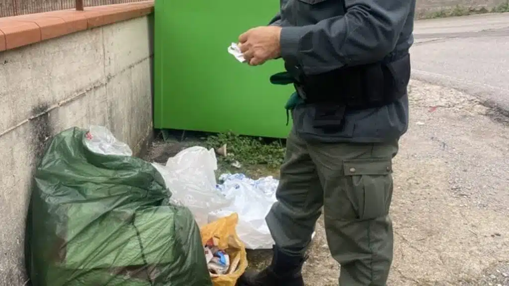 pellezzano sacchi neri rifiuti multe