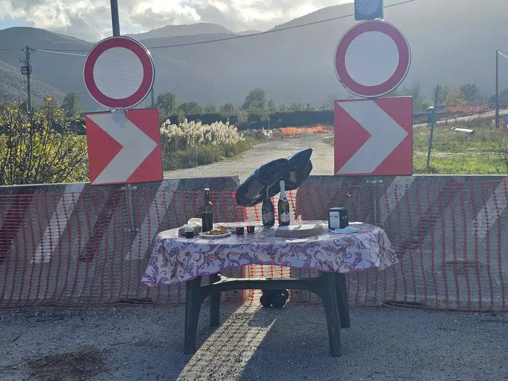 Quattro anni di chiusura per il Ponte Tanagro: tra ironia e amarezza i residenti di Caiazzano celebrano un compleanno amaro