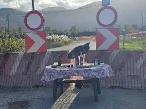 Quattro anni di chiusura per il Ponte Tanagro: tra ironia e amarezza i residenti di Caiazzano celebrano un compleanno amaro