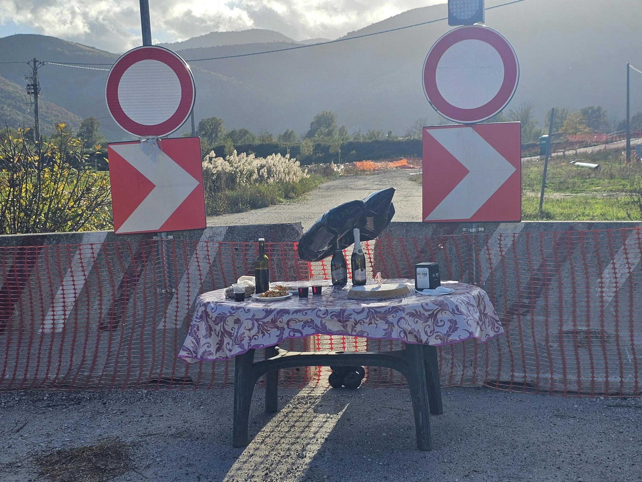 Quattro anni di chiusura per il Ponte Tanagro: tra ironia e amarezza i residenti di Caiazzano celebrano un compleanno amaro