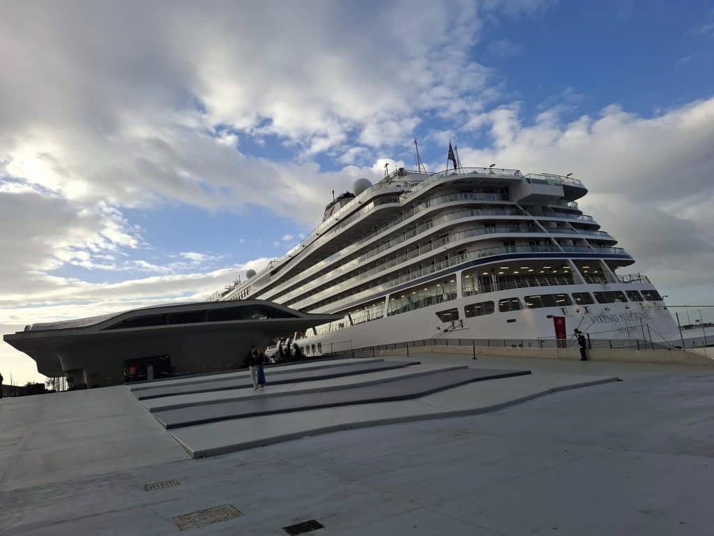 Viking Neptune fa il suo primo scalo a Salerno: crociera ecologica con tecnologia a idrogeno