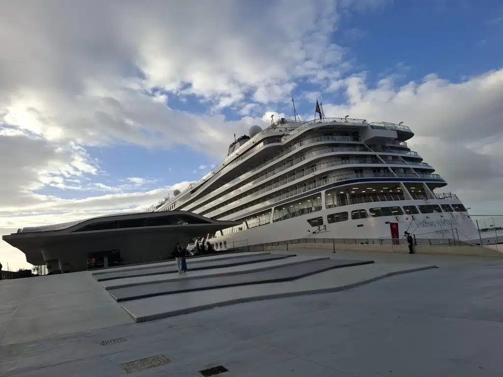 Viking Neptune fa il suo primo scalo a Salerno: crociera ecologica con tecnologia a idrogeno