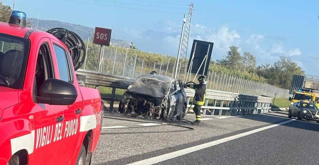 Auto in fiamme sulla A2 del Mediterraneo, salva una donna di Capaccio Paestum