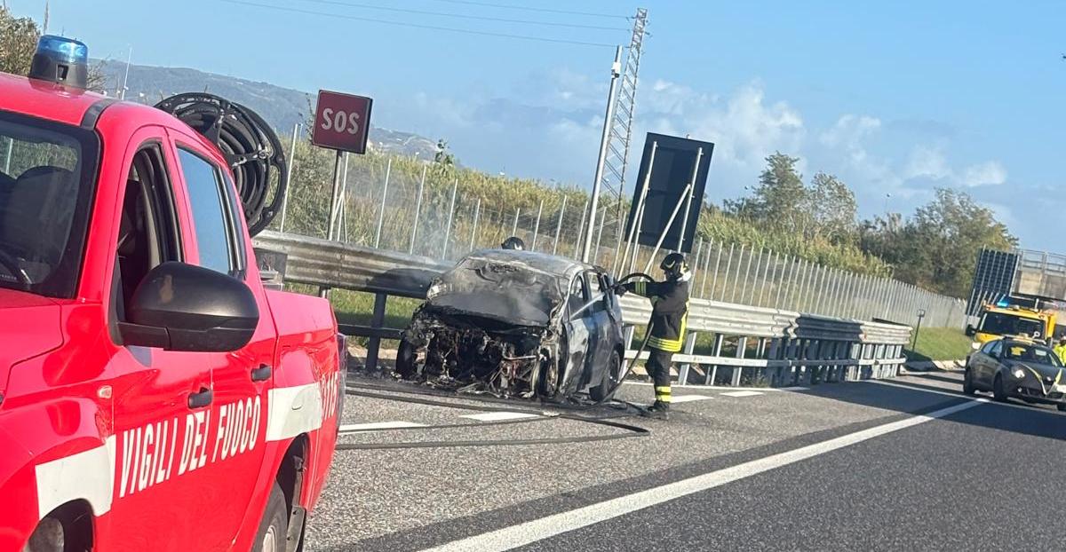 Auto in fiamme sulla A2 del Mediterraneo, salva una donna di Capaccio Paestum