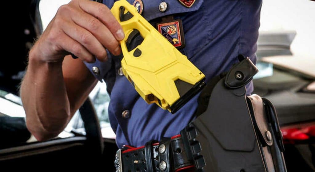 napoli morto ambulanza colpito taser cosa è successo