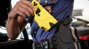 napoli morto ambulanza colpito taser cosa è successo