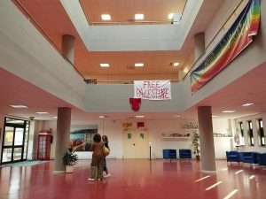Agropoli, studenti del liceo Gatto espongono lo striscione “Free Palestine”: cresce la mobilitazione dopo il blocco della flottiglia